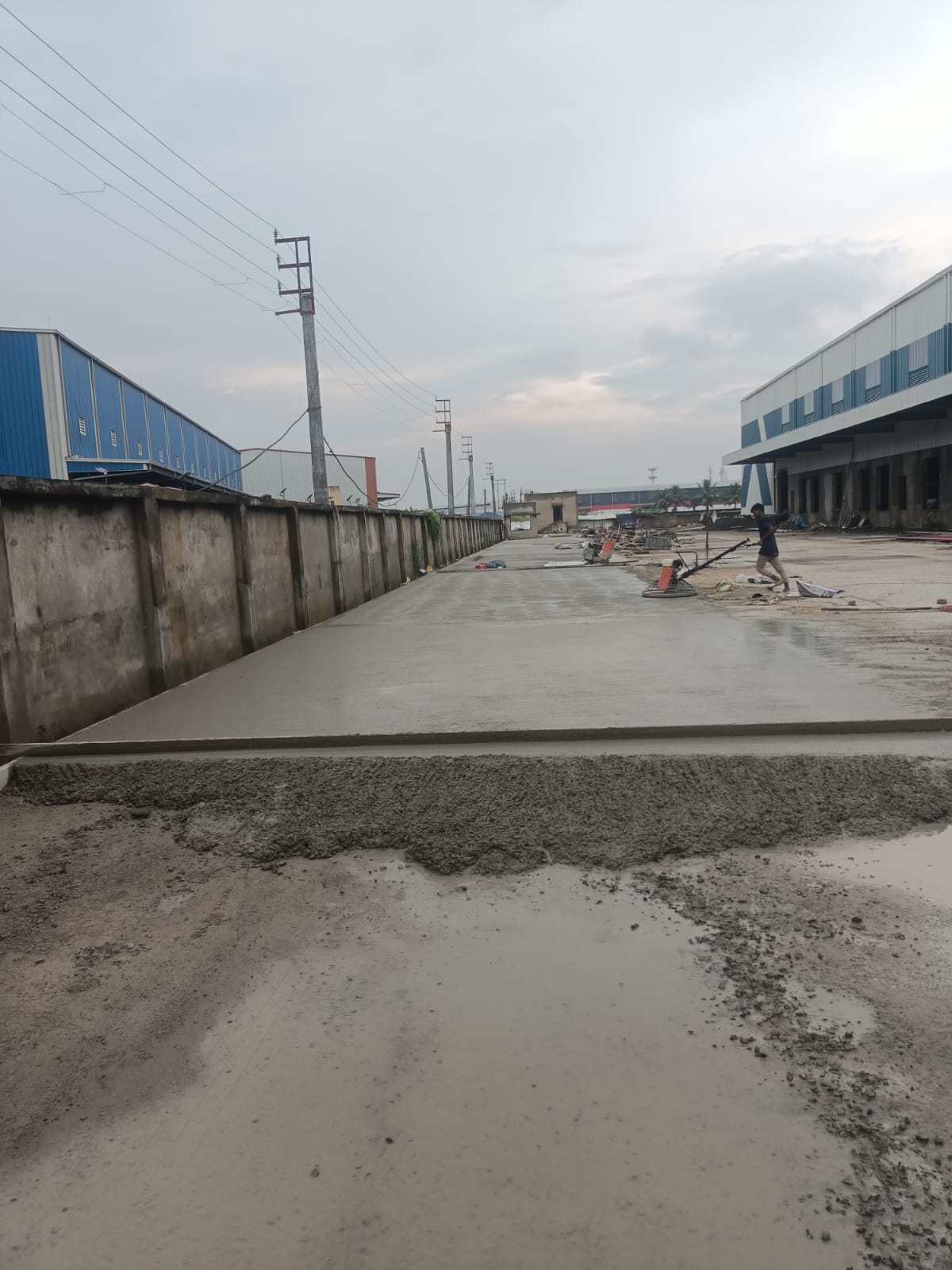 Concrete road project using Truss screeds machine.jpg