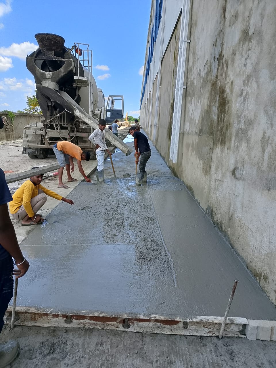 Concrete road project using Truss screeds machine A modern solution for superior infrastructure.jpg